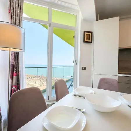 Dream By Cb Seafront In & Pools *