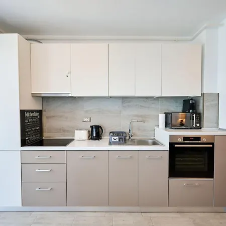 Dream By Cb Seafront In & Pools Apartment